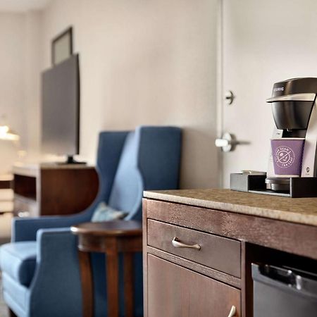 Hilton Garden Inn Stony Brook Bagian luar foto