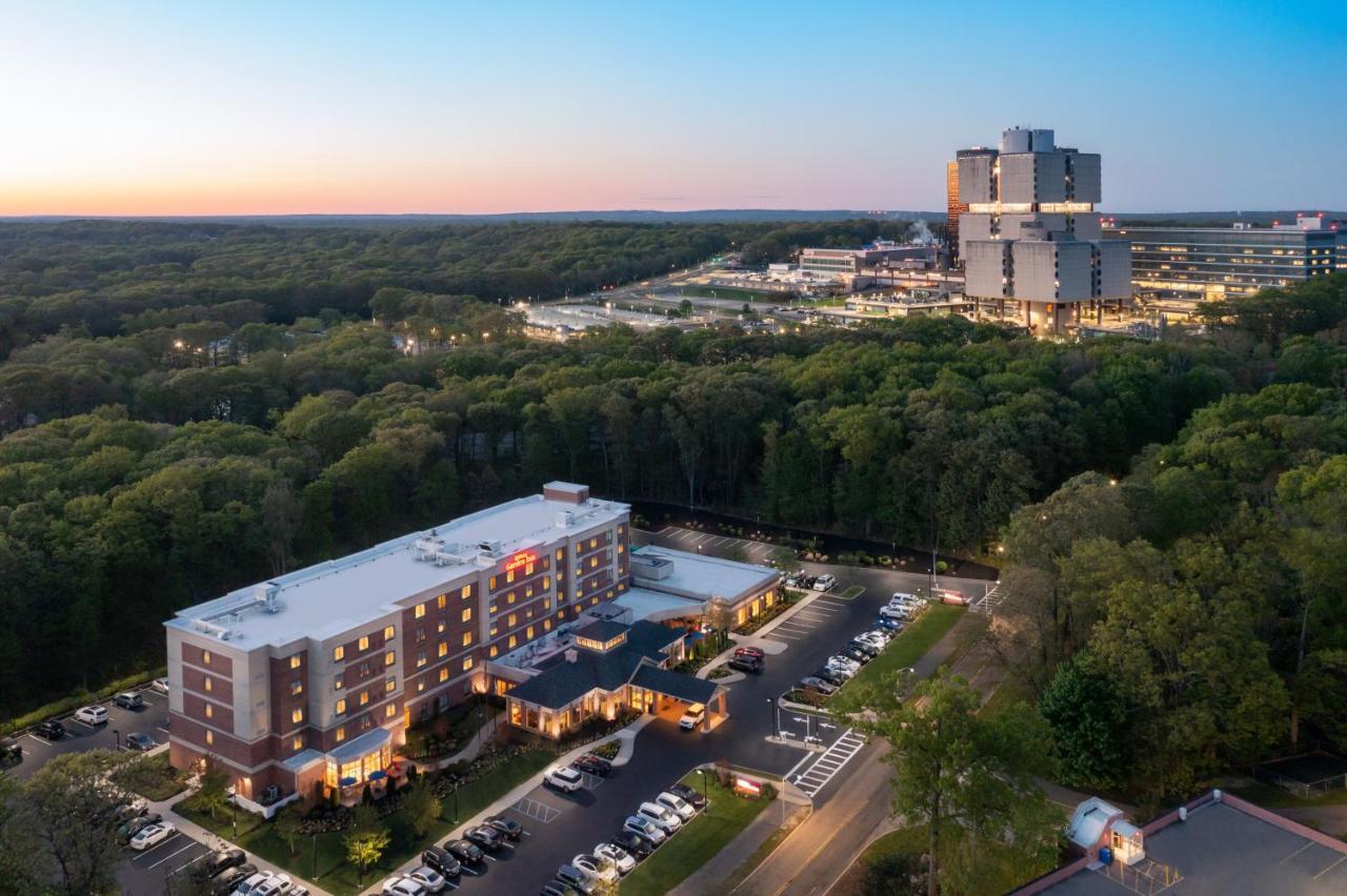 Hilton Garden Inn Stony Brook Bagian luar foto