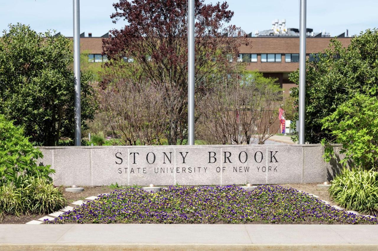 Hilton Garden Inn Stony Brook Bagian luar foto