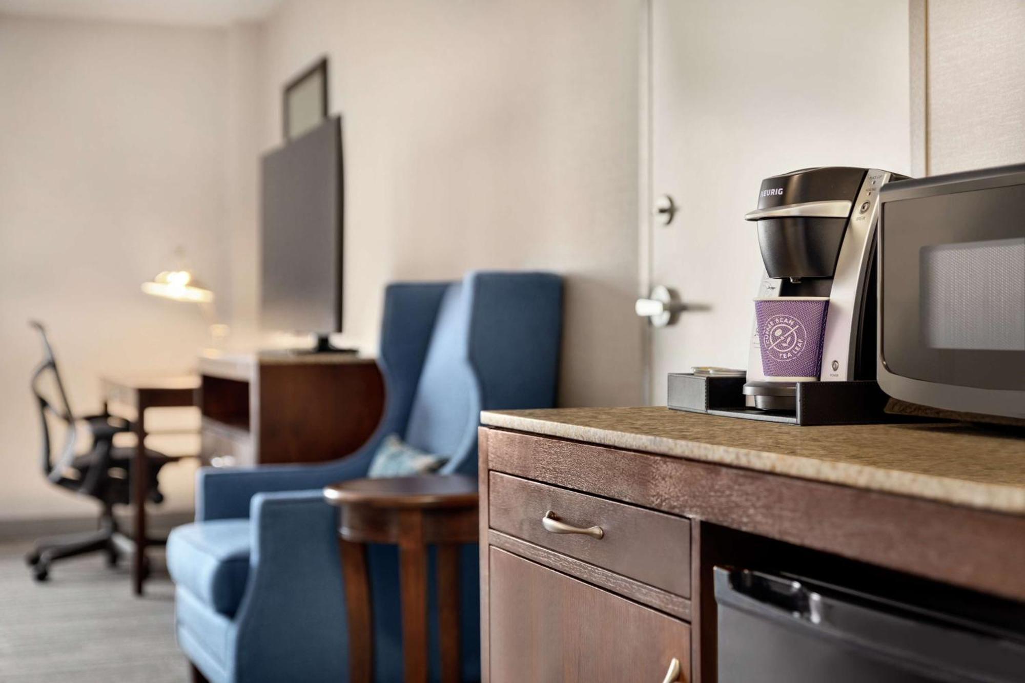 Hilton Garden Inn Stony Brook Bagian luar foto