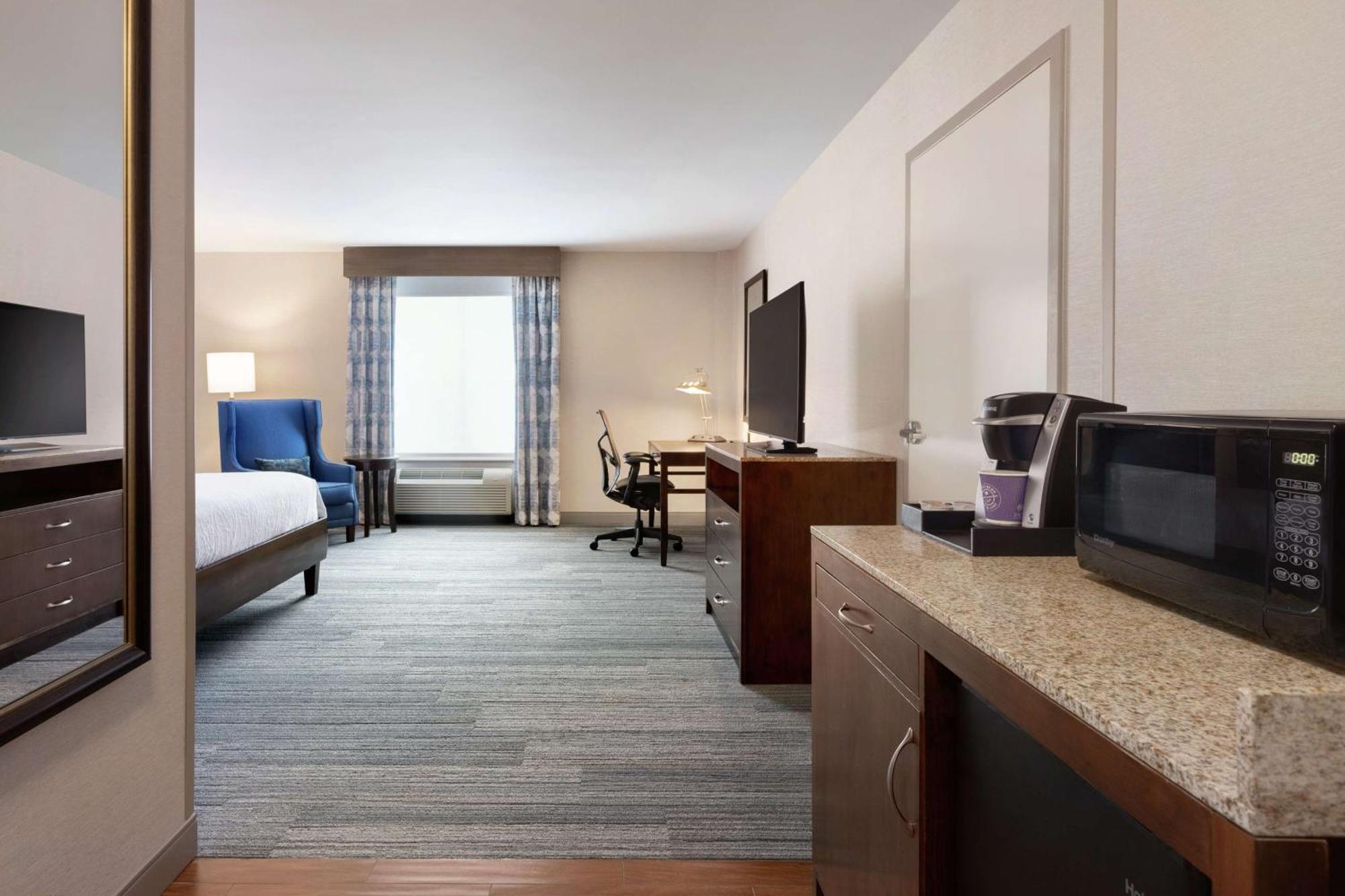 Hilton Garden Inn Stony Brook Bagian luar foto