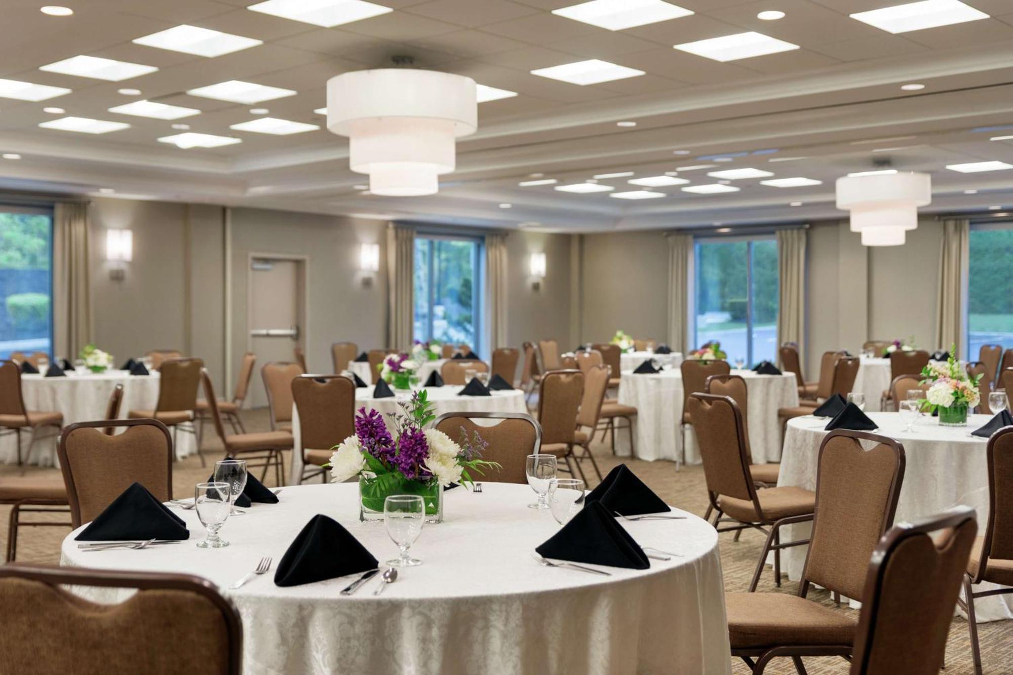 Hilton Garden Inn Stony Brook Bagian luar foto