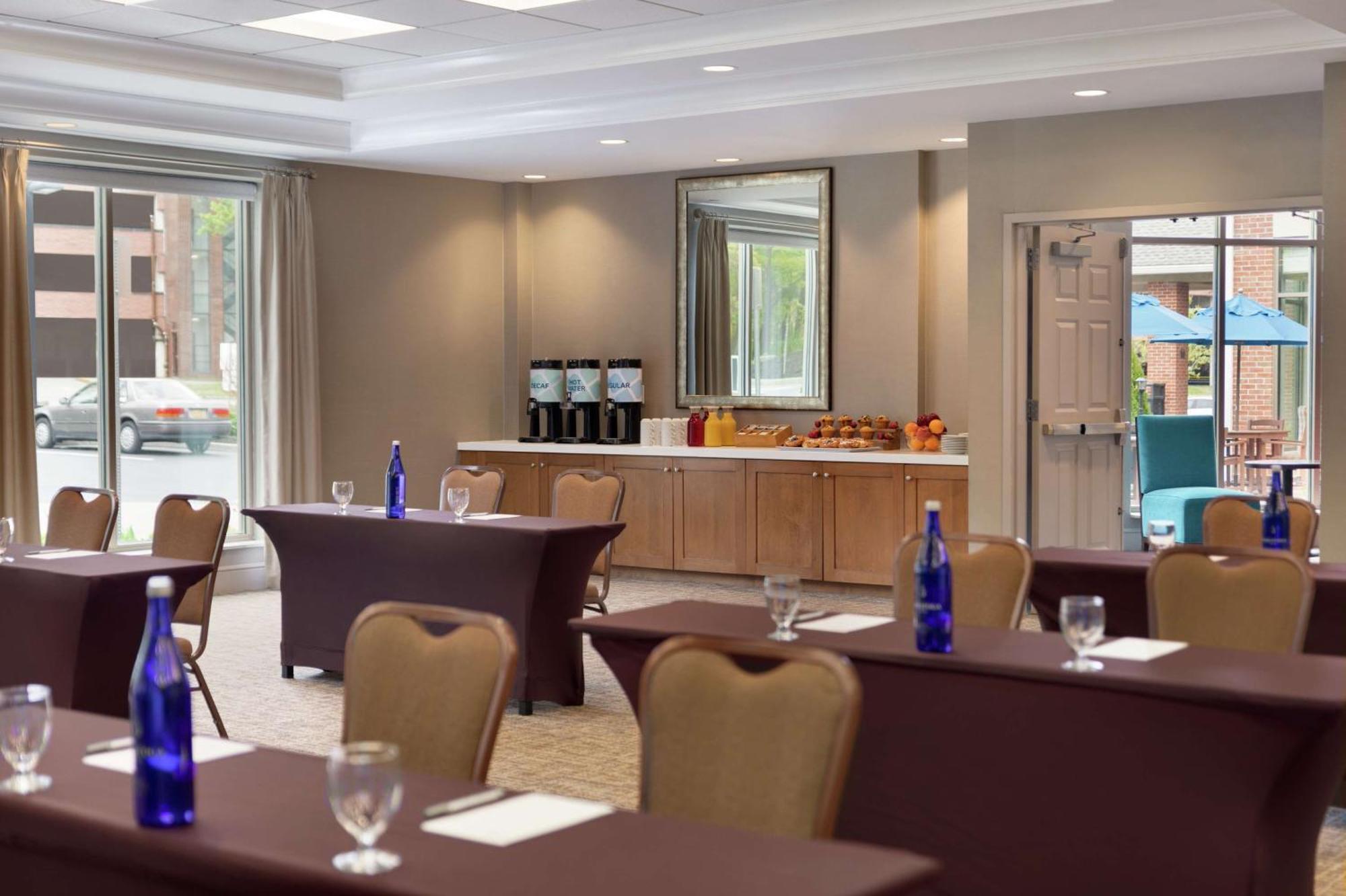 Hilton Garden Inn Stony Brook Bagian luar foto
