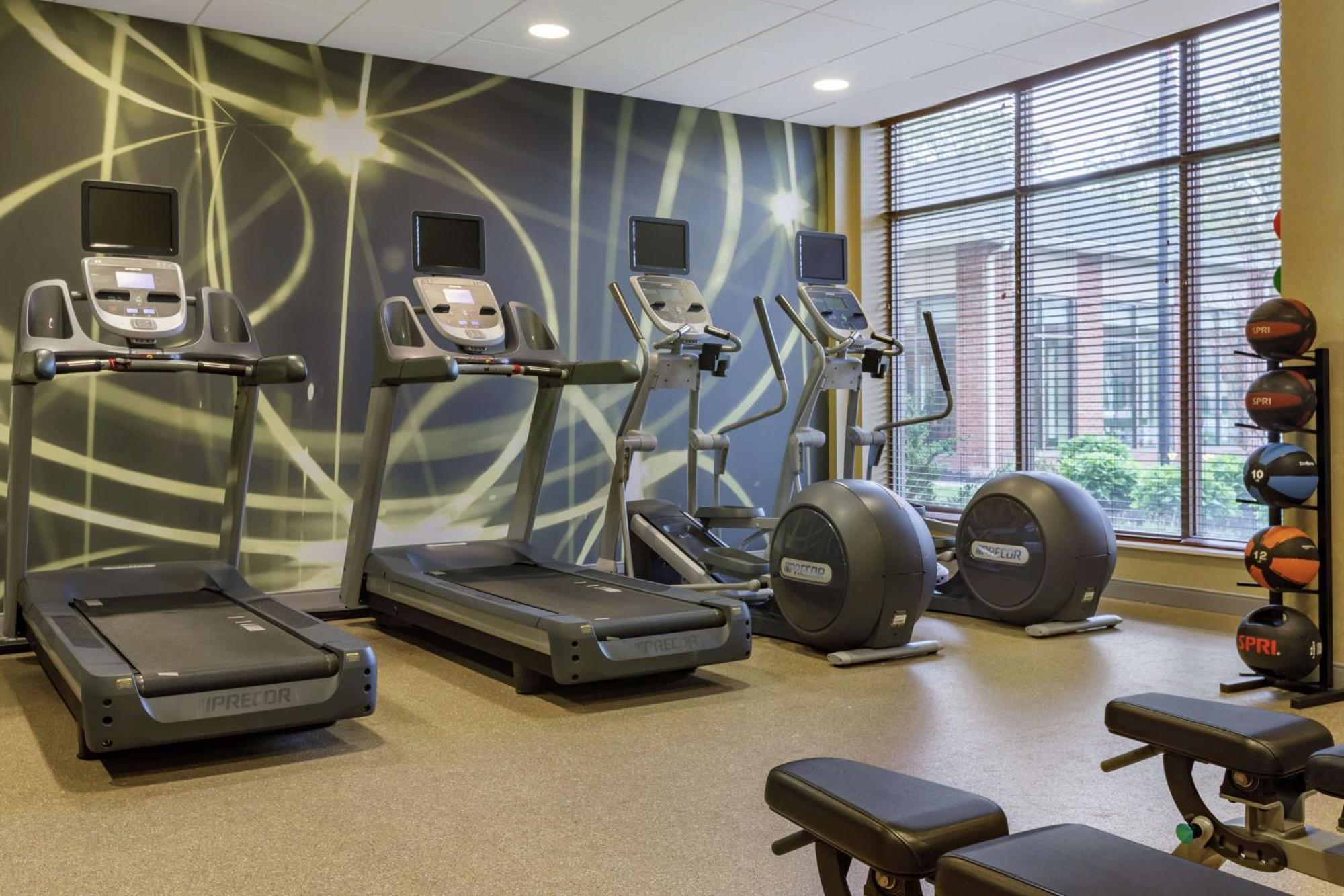 Hilton Garden Inn Stony Brook Bagian luar foto