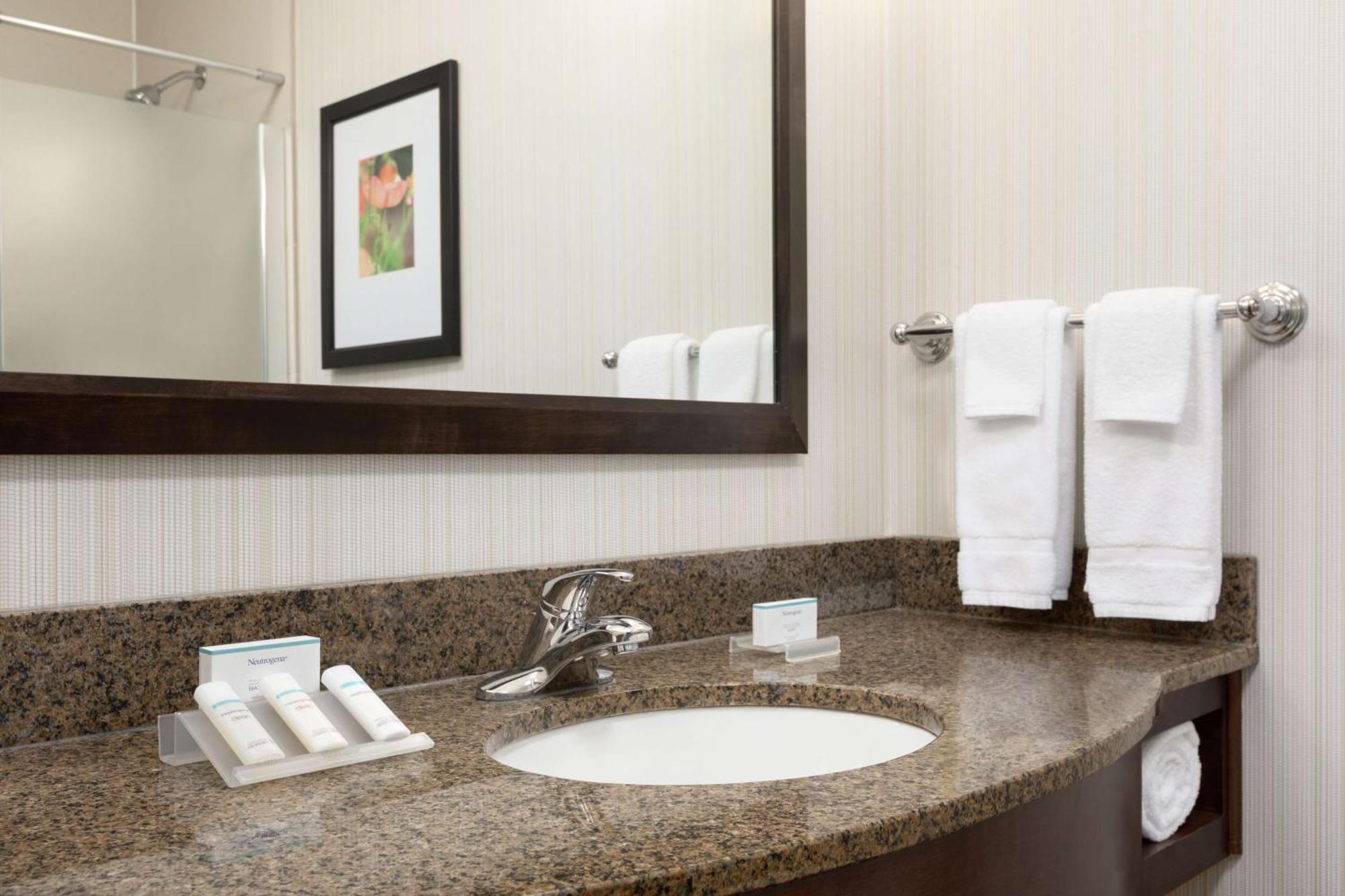 Hilton Garden Inn Stony Brook Bagian luar foto
