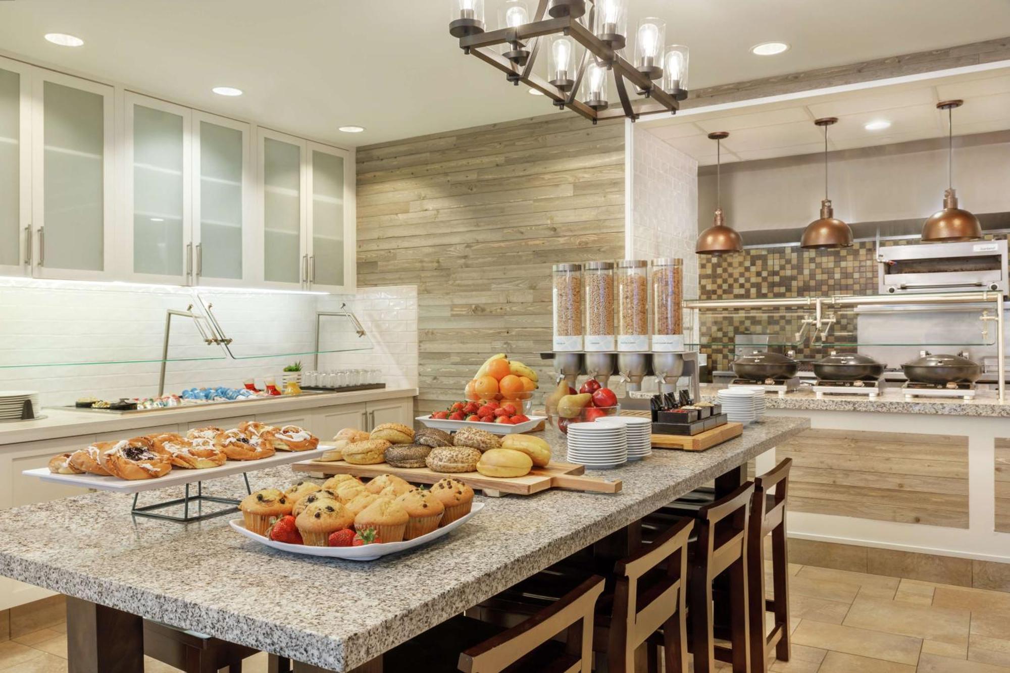 Hilton Garden Inn Stony Brook Bagian luar foto