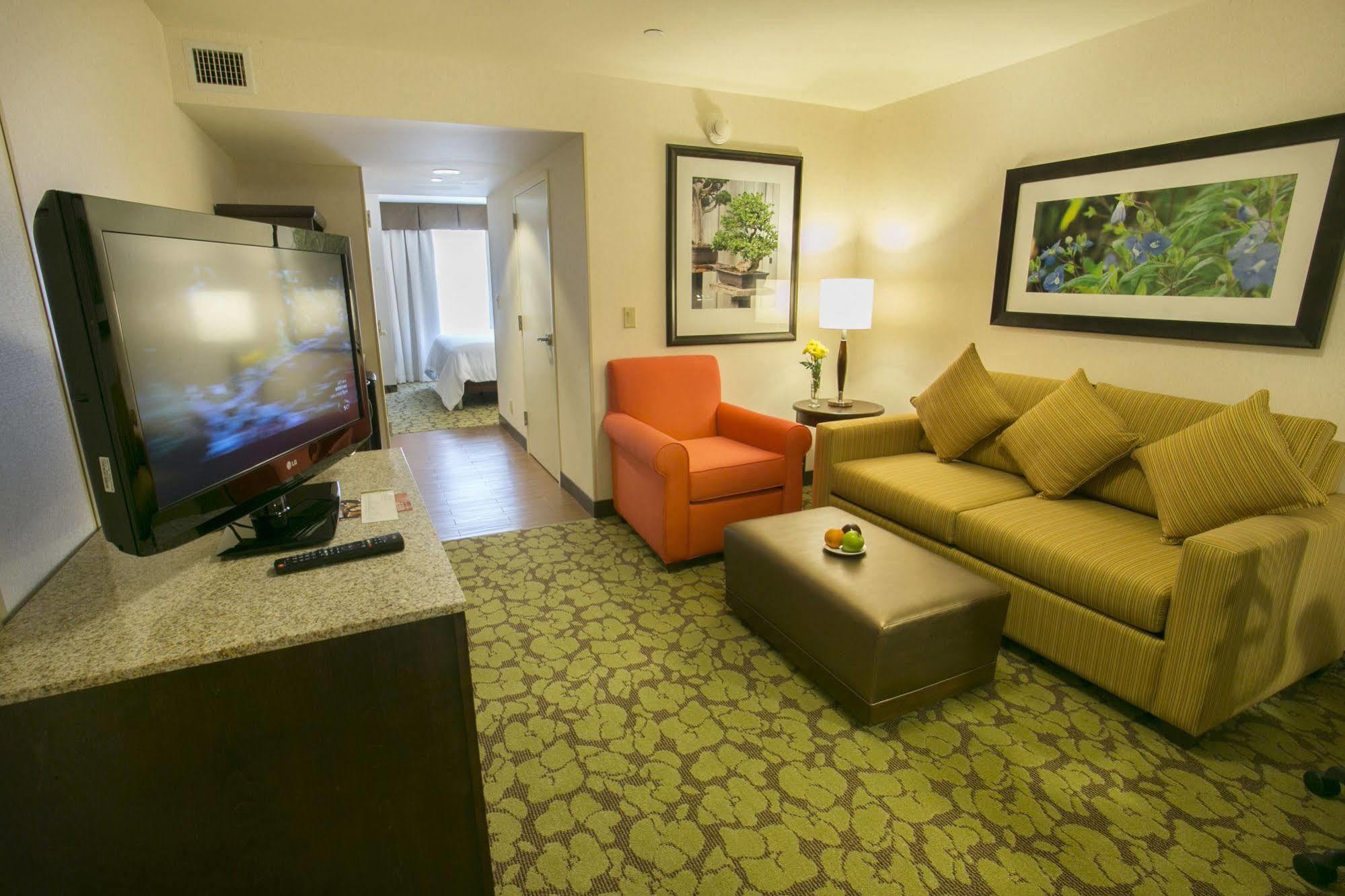 Hilton Garden Inn Stony Brook Bagian luar foto