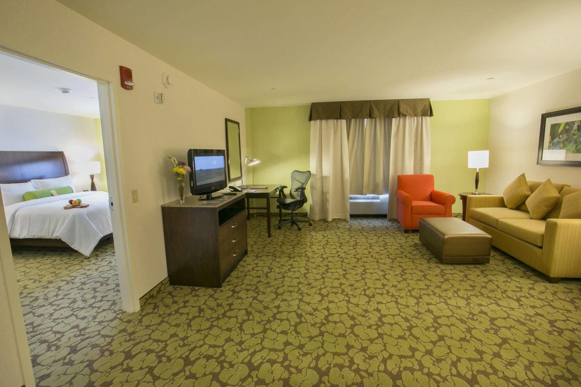 Hilton Garden Inn Stony Brook Bagian luar foto